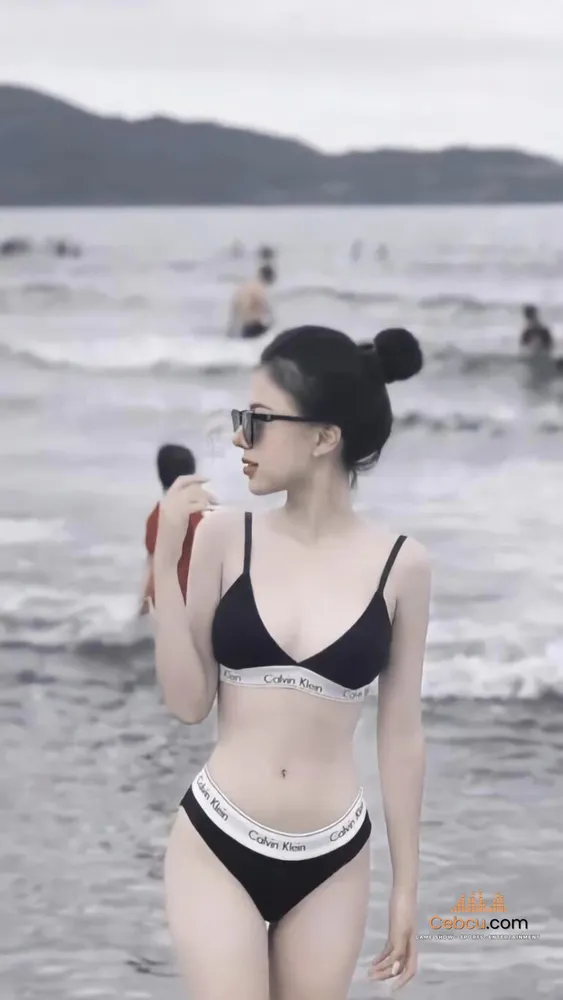 Cận cảnh body nóng bỏng của em hot girl gái xinh đeo kính khi đi biển 
