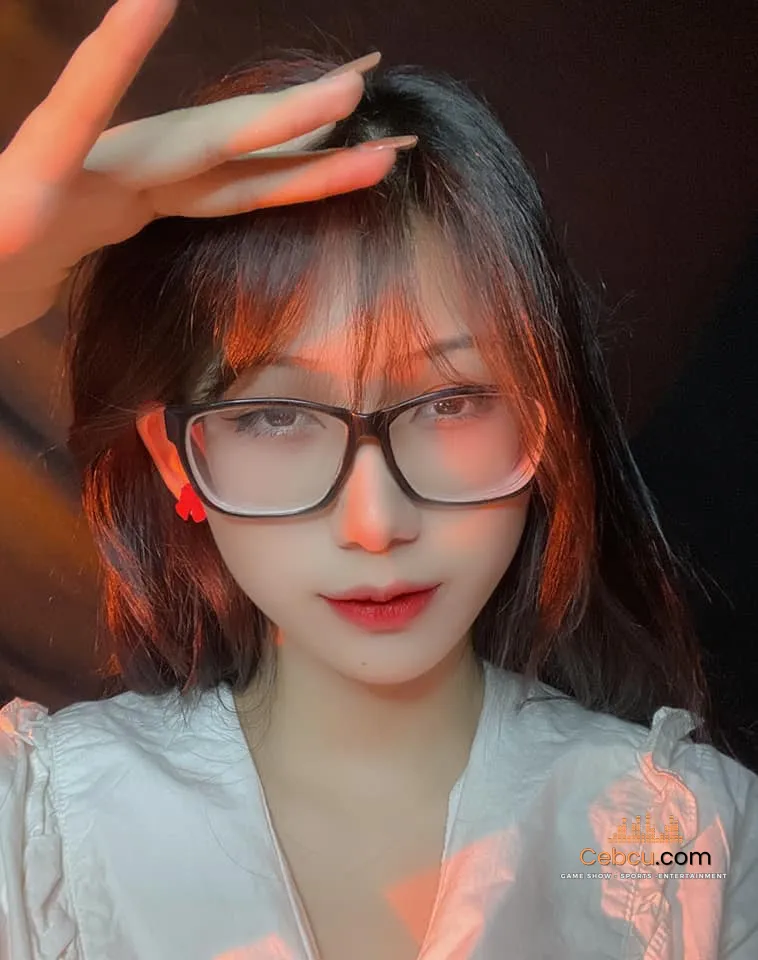Hot girl cute ảnh gái xinh tóc ngắn đeo kính