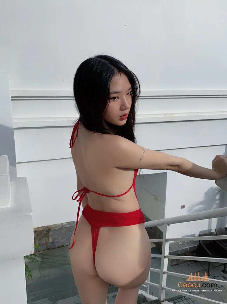 Ảnh khỏa thân Trung Quốc với bộ đồ bikini màu đỏ