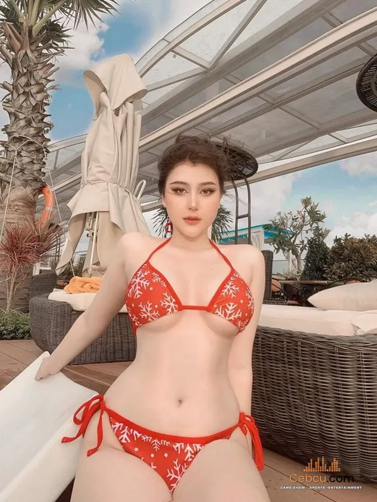 Gái xinh diện bikini 2 mảnh màu đỏ khoe hàng tại bể bơi