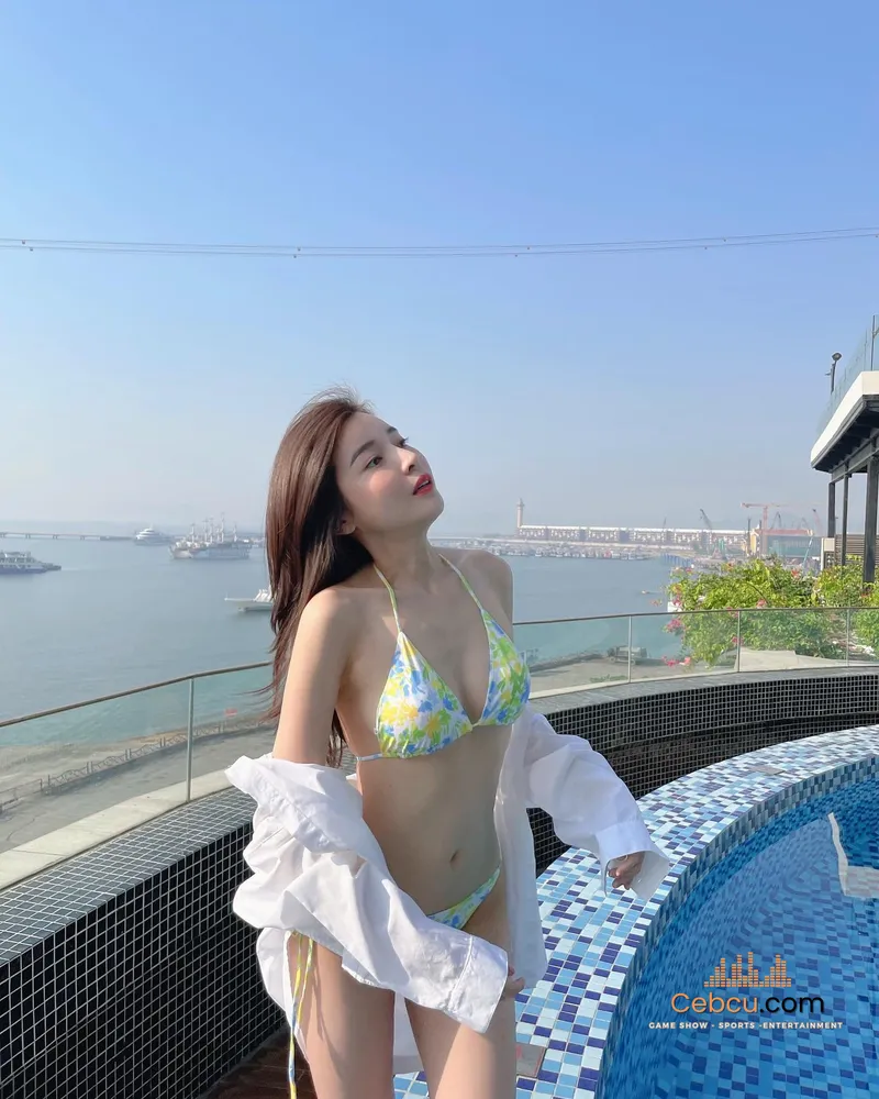 Ảnh Cao Thái Hà mặc bikini