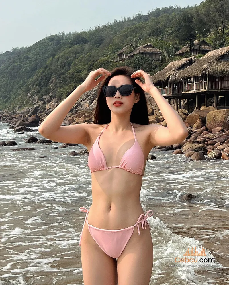 Đỗ Thị Hà mặc bikini