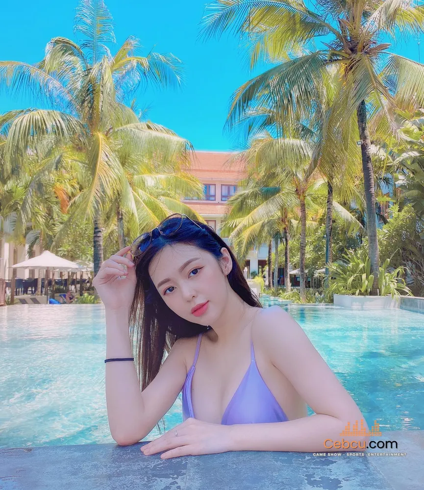 Liz Kim Cương mặc bikini