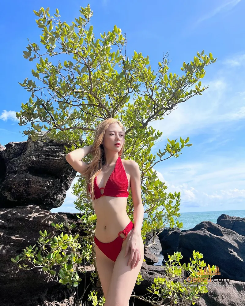 Liz Kim Cương bikini 2