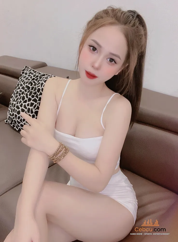 Hot girl Thùy Trang sinh năm bao nhiêu?