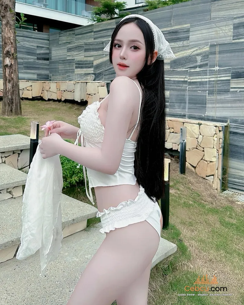 Ảnh Thùy Trang 2k6 mặc bikini